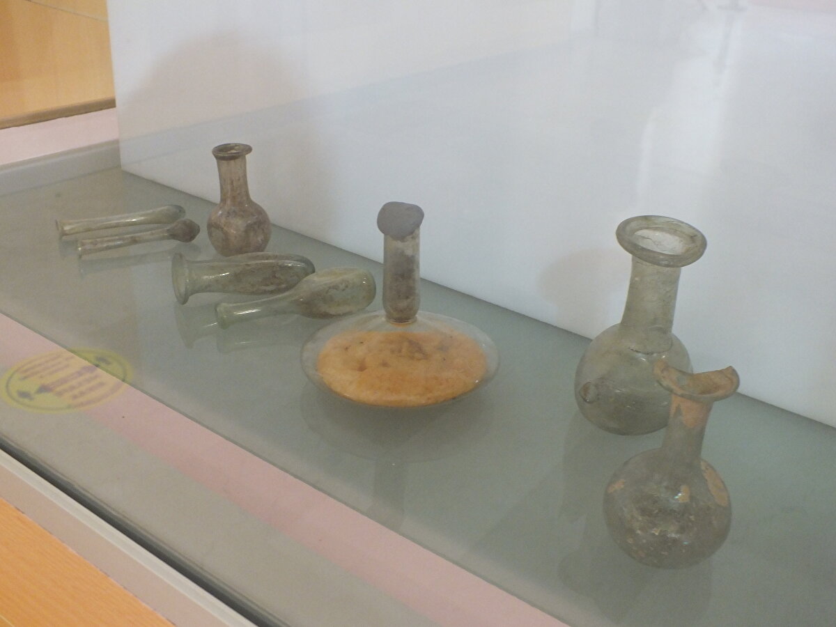 Yapılan inceleme sonucunda M.S. 3 ve 4'üncü yüzyıllara ait olduğu değerlendirilen cam fanusun içindeki sıvının zeytinyağı olduğu ortaya çıktı.<br><br>