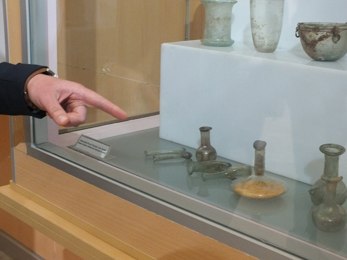 CÜTAM Koordinatörü Dr. Öğr. Üyesi Ebru Yavaş ise, "Milattan sonra 3 ve 4'üncü yüzyıllara ait bir örnektir. Çok ender bir örnek olmasından dolayı da biz özellikle bu esere zarar vermeden bu analizi nasıl gerçekleştirebileceğimiz konusunda çalışmalar yaptık. Cam malzemenin ağzı toprakla kapatılmış ve hava akışı da kesilmiş. Dolayısıyla da buradan örnekler alırken, özellikle bu kil numunesinden aldığımız örnekle analizini gerçekleştirebildik. Böylelikle organik malzemeye zarar vermemiş olduk. Laboratuvarımızda bu örneğin özel tekniklerle ayrışmasını sağladık ve ondan sonra analizlerini yapabildik. Bunun sonucunda da içerisindeki bulunan maddenin zeytinyağı olabileceği hakkında fikrimiz oluştu" dedi.<br><br>