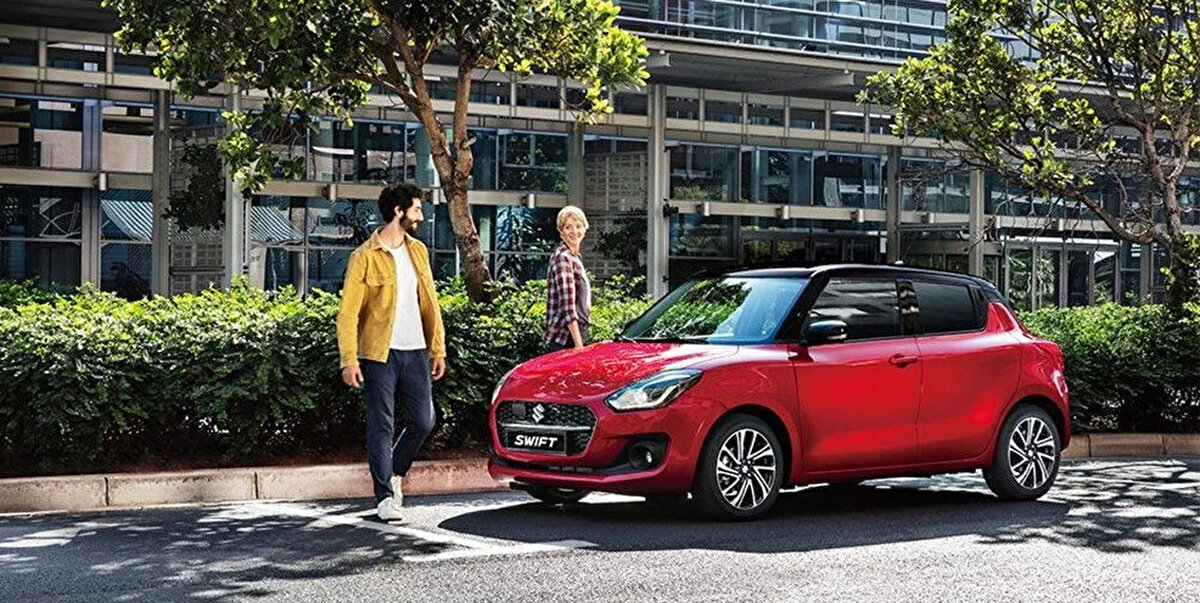 SUZUKI<br><br>SWIFT 1.2 Dualjet 12V Mild Hybrid CVT GL (Tek Renk) Otomatik - Benzinli - 83 PS<br><br>Liste fiyatı 421.000 TL<br><br>1.2 Dualjet 12V Mild Hybrid CVT GLX Premium (Tek Renk) Otomatik Benzinli 83 PS 4x2 - 439.000 TL<br><br>1.2 Dualjet 12V Mild Hybrid CVT GLX Premium (Çift Renk) Otomatik Benzinli 83 PS 4x2 - 443.000 TL