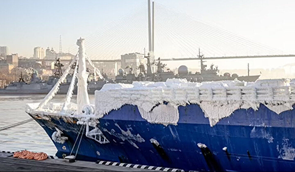 Gemi buzlanması, nemli deniz rüzgarı ve sıfırın altındaki hava sıcaklıkları nedeniyle oluşur ve bu da geminin yana yatmasına ve devrilme riskinin artmasına neden olabilir.