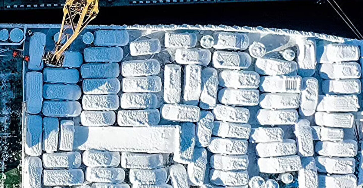 Donmuş araçlar, Salı günü Rusya'nın Pasifik başkentinde -19 derece sıcaklıkta, bir vinçle güverteden kaldırılmak zorunda kaldı.