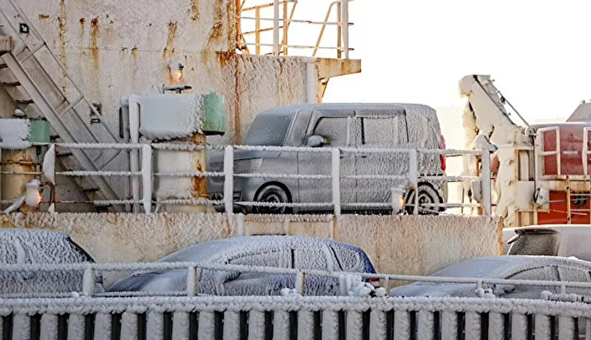 72 yaşındaki yerel deniz kaptanı Pyotr Osichansky, "Aralık ayındayız ve deniz dalgalı ve rüzgarlı. Deniz suyu gemiye sıçrıyor ve kalın bir buz kabuğuna dönüşüyor. Bu yıl rüzgarlar normalden çok daha kuvvetli" dedi.