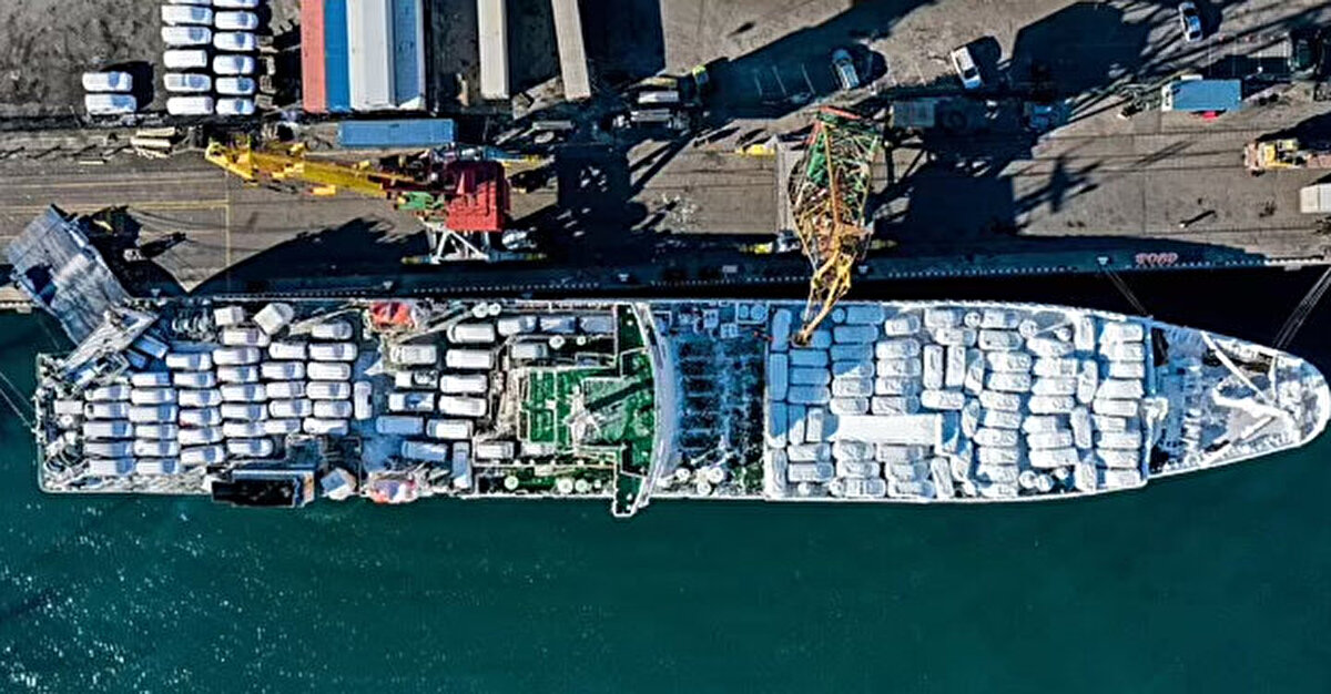 Panama'ya kayıtlı gemiden buzlu arabaların kaldırıldığını görmek için insanlar kalabalıklar halinde dışarı çıktı. Bu görüntüleri izlemeye gelenlerden birisi, "Arabalar o kadar buzlu ki, aracın modelini bile anlayamıyorsunuz" diye konuştu.