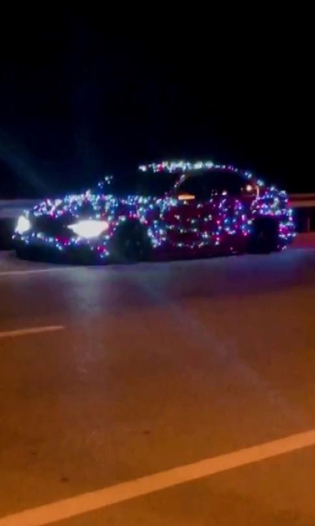 Farkındalık oluşturmak için aracını süslediğini belirten sürücü “Sonunu düşünmeden yaptığımız için biraz pahalıya mal oldu. Yılbaşı ağaçları süsleniyor, biz de arabaya uygulamak istedik" dedi.<br>