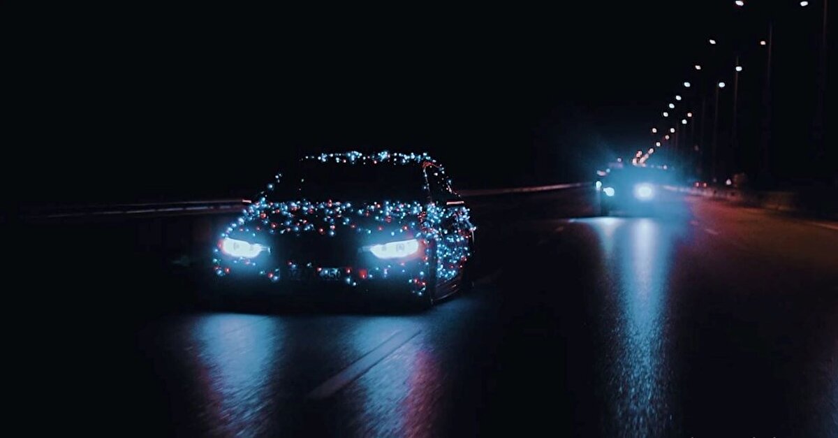 Araç, trafikten men edilirken, sürücüye de led ışık kullandığı için 600 TL, aşırı süspansiyon ve egzoz kullandığı için bin 500 TL olmak üzere toplamda 2 bin 100 TL para cezası uygulandı.<br>