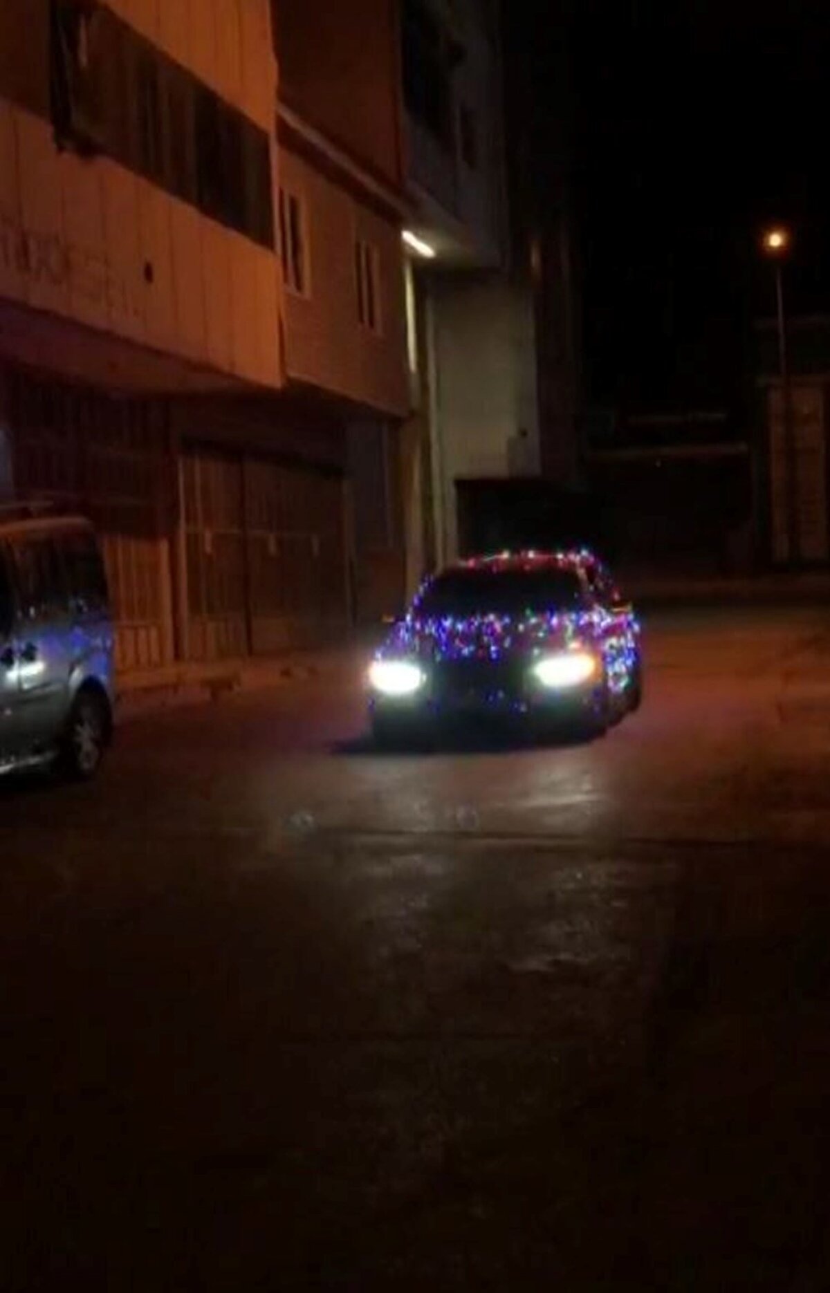 Disko topuna dönen araç ile şehri turlarken trafik polisleri tarafından durdurulan araç için çekici talep edildi.<br><br>