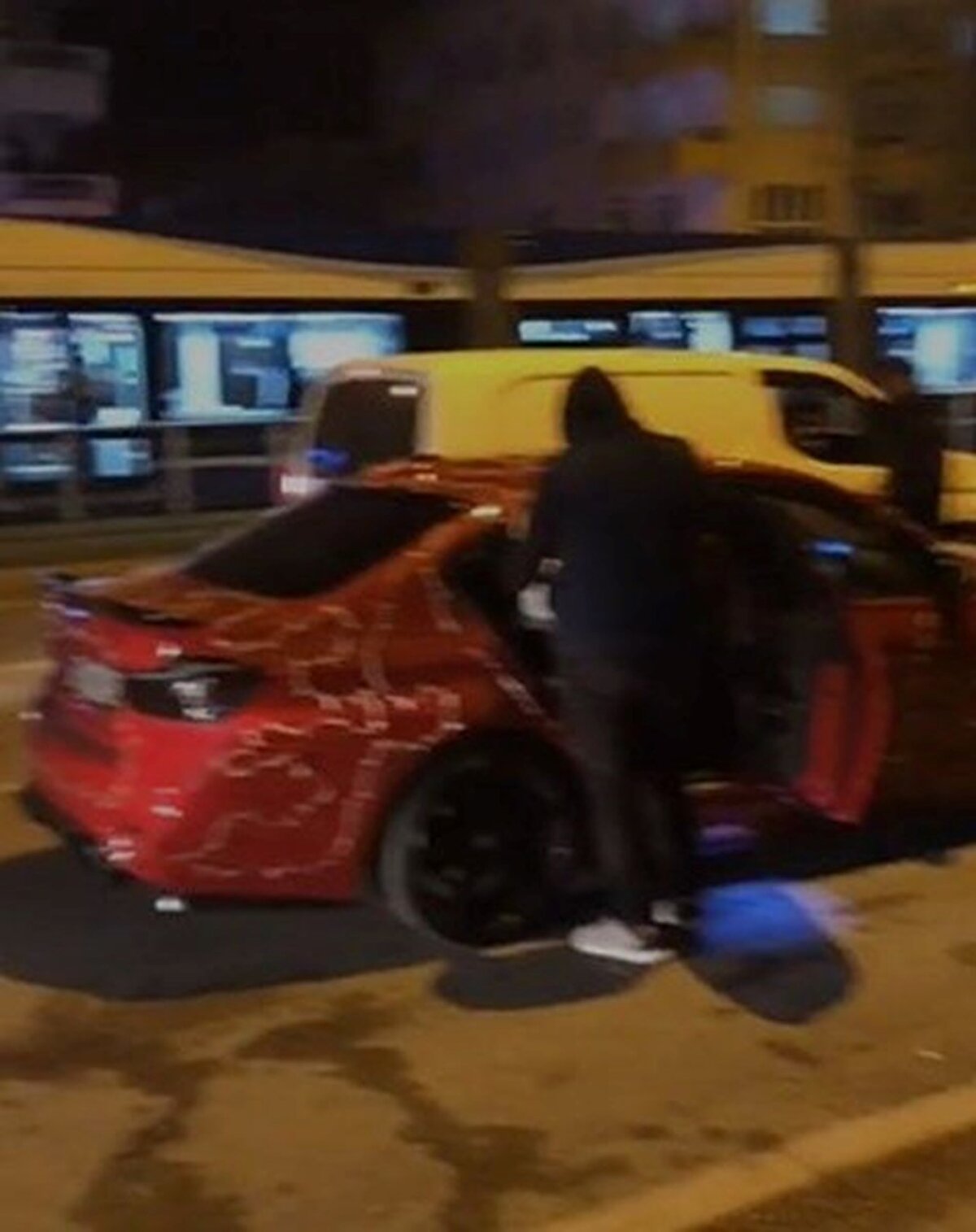 25 yaşındaki Muhammet Doğan, led ışık kullanarak yılbaşı ağacı gibi ışıklarla süslediği aracı ile trafiğe çıktı.<br><br>