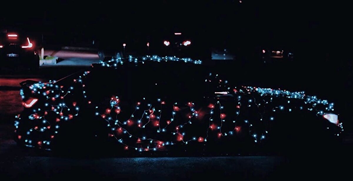 Cadde ve sokaklarda ışıl ışıl parlayan aracı ile gezen sürücü, vatandaşların çektiği görüntülerle bir anda sosyal medyada viral olunca, polis ekipleri harekete geçti.<br><br>
