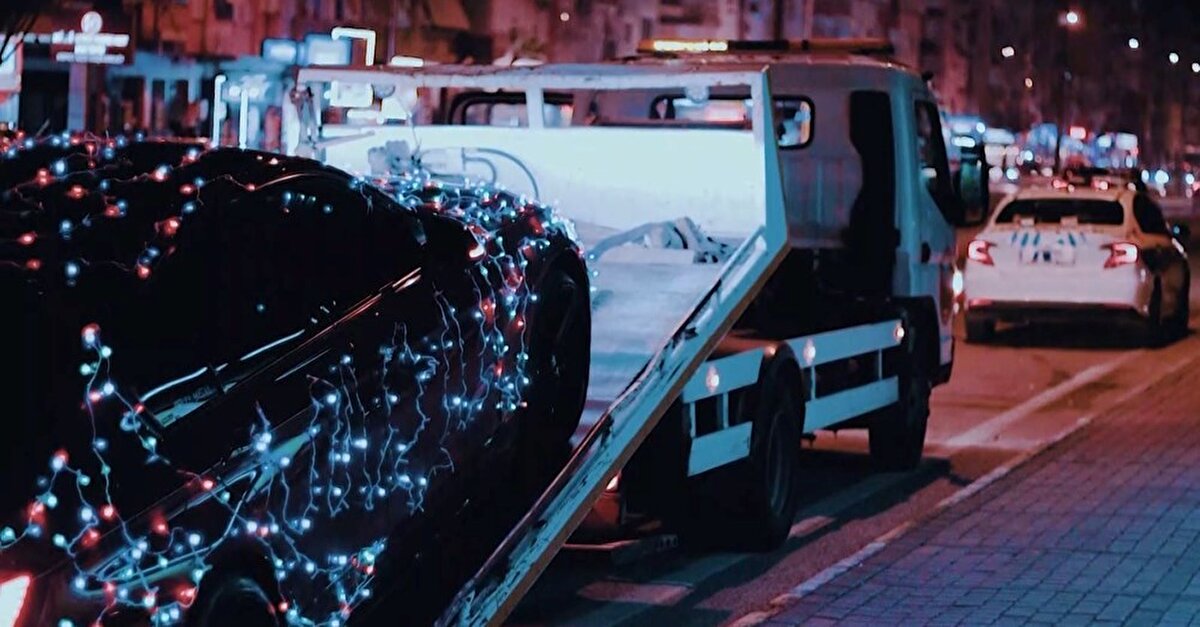 Antalya’da led ışıklarla süsleyip disko topuna çevirdiği aracıyla polis tarafından yakalanan sürücüye toplamda 2 bin 100 TL cezai işlem uygulandı.<br><br>