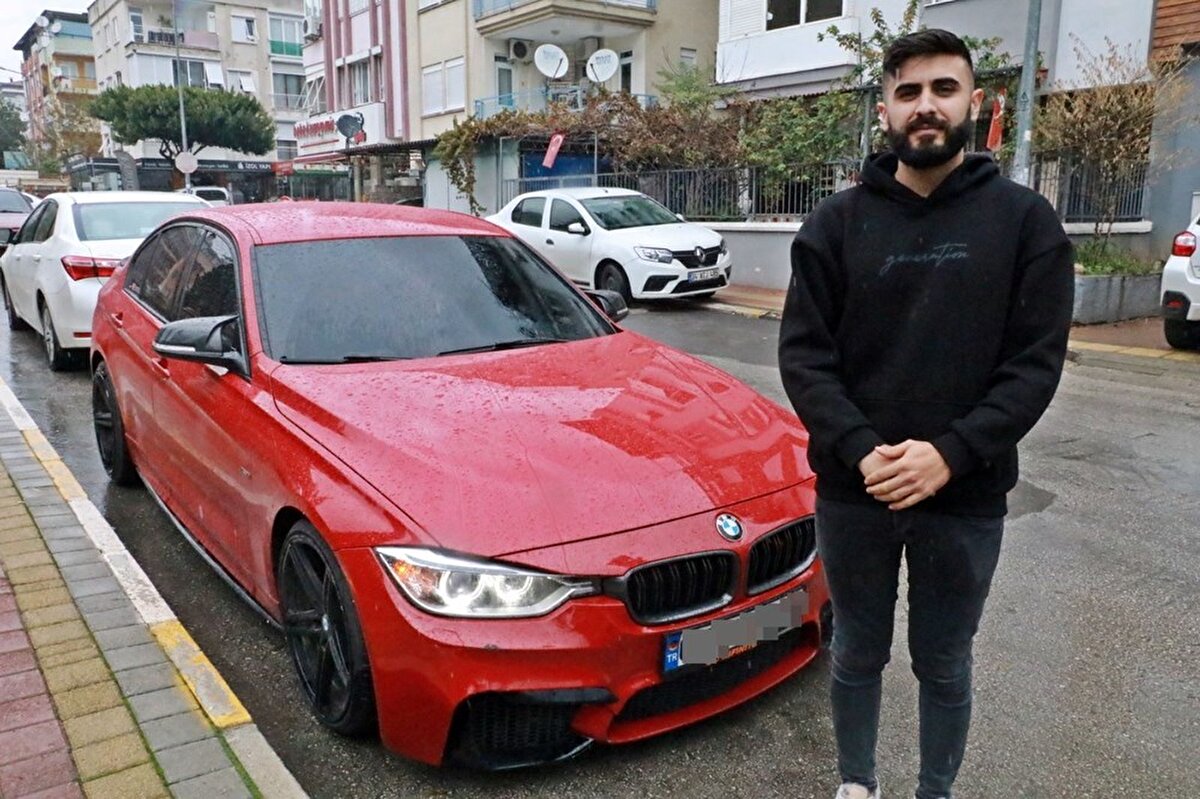 Aracın süslemesi için 90 metre led ışık kullandığını söyleyen Doğan, "Bunu da videoya çekip sosyal medyaya yansıtmak istedik. Tepkileri ölçmek için caddede bir tur attık, bir kişinin çektiği video viral olunca polis ekipleri tarafından cezai işlem uygulandı. Araç trafikten men edildi, ledlerden 600 TL, bir de aracımızda air ve egzoz vardı. Onlardan da bin 500 TL ceza yedik. Yakalanınca polislerle konuştuk, izin alınca yapılabildiğini söyledi. Bunları bilmiyorduk, öğrenmiş olduk” diye konuştu.<br><br>Trafikten men aracını düzelterek yasağı kaldırttığını da ifade eden Doğan, gelecek yıl izin alarak farklı bir gösterim yapacağını da sözlerine ekledi.<br><br>