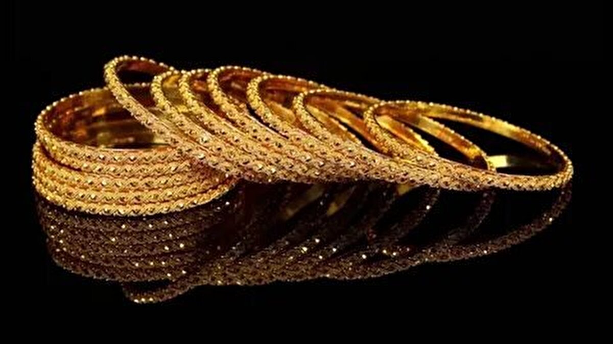 -Soru 4: Hesaptan elde edilen getiri ne olacak?<br><br>    • Cevap: Vade sonuna kadar beklendiğinde, hesaba banka tarafından faiz işletilecek. Vadede altın fiyatı vade başına göre daha yüksek gerçekleşirse, faiz dışında kalan fark Merkez Bankasınca hesap sahibine ödenecek.<br>    • Dolayısıyla vade sonuna kadar beklendiğinde hesap sahibi en az faiz düzeyinde getiriyi garanti etmiş olacak ve altın fiyatlarındaki düşüşten etkilenmeyecek, altın fiyatlarında artış olması halinde de bu artıştan faydalanmış olacaktır.<br>    • Katılım bankacılığında ise kar payı katılım bankacılığı esasları çerçevesinde belirlenerek hesaplara eklenecektir. Vade sonunda hesap sahibinin katılma hesabına kar payı ilave edilecektir.<br>    • Böylelikle katılma hesabı sahipleri altın fiyatlarındaki düşüşten etkilenmeyecek, altın fiyatlarında artış olması halinde bu artıştan katılım bankacılığı esasları çerçevesinde getiri elde edebilecektir.