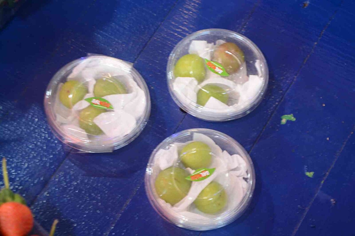 Balıkesir' bir manavda erik bin liradan satışa sunuldu. Manav Bahadır Kesikkulak, İHA' ya yaptığı açıklamada 10 senelik manav olduğunu belirterek, 'Eriklerimiz sera olarak Mersinden geliyor.