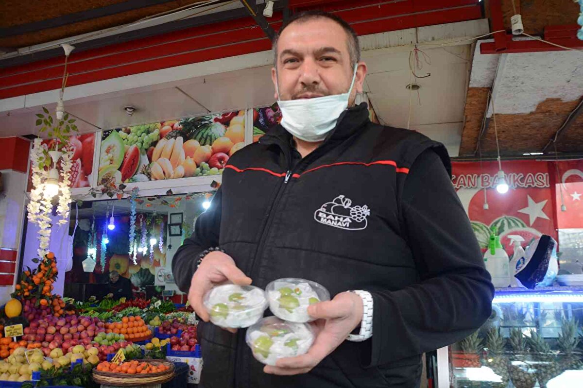 Daha çok hasta, aşerenlere ve hamilelere satıyorum. Küçük tabaklarda 3 tane erik 60 liradan olmak üzere kilosunu bin liradan satışa sunuyorum. Pahalı ama yapılacak bir şey yok bu mevsimde az olduğu için erik pahalı. Alıcıların yakınları aşerdiği için ve ağır hastası olduğu için mecburen alıyorlar.