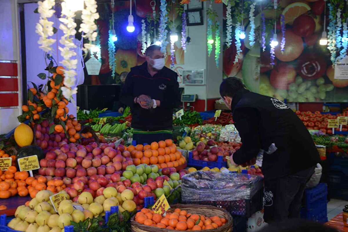 Manav görevlisi gencin ise 'Erik bin lira' diyerek tezgah başında bağırması ilginç görüntüler oluşturdu.
