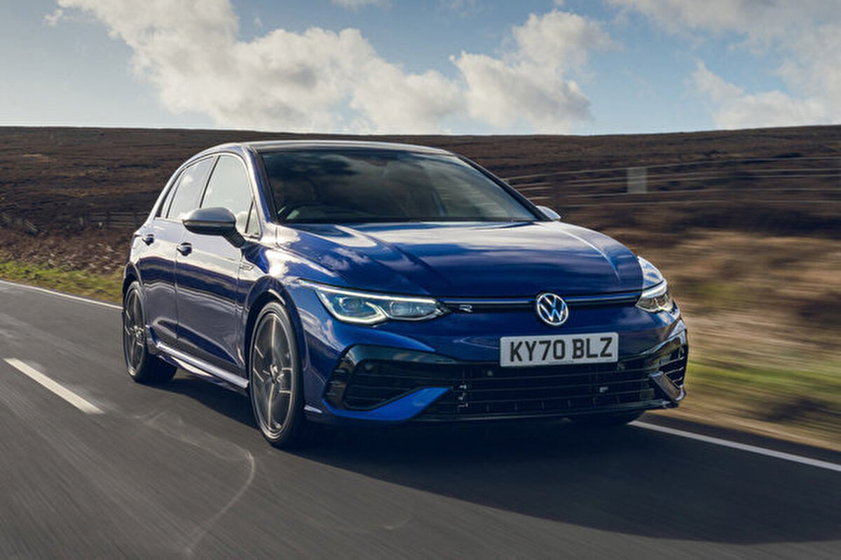 VOLKSWAGEN GOLF R<br><br>2.0 TSI motora sahip otomobil, eskisinden 20 beygir daha fazla güçlü üretiyor. Otomobilin gücü 320 beygir ve torku da 420 Nm olarak açıklanıyor.