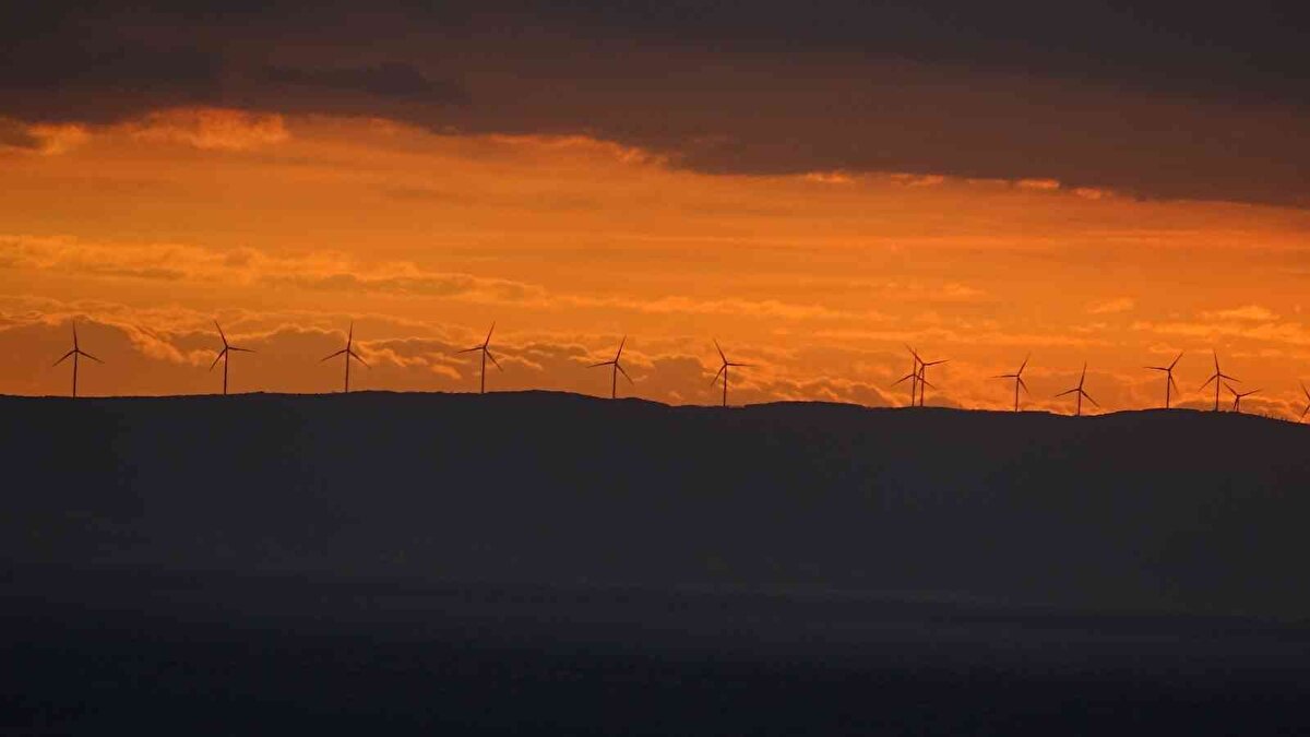 Gün batımının en güzel izlendiği yerlerden biri olan Armutlu ilçesi, havanın açık olduğu günlerde muhteşem gün batımı manzarasına ev sahipliği yapıyor.