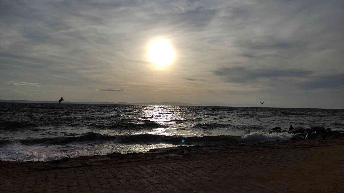 İlçeye gün batımı manzarası izlemek için geldiklerini ifade eden vatandaşlar, "Armutlu, gün batımı manzarasının en güzel izlendiği ilçelerden biri. Burada açık havalarda gün batımı insanı mest ediyor. Biz de sık sık buraya gelip gurûbun tadını çıkarıyoruz" dediler.