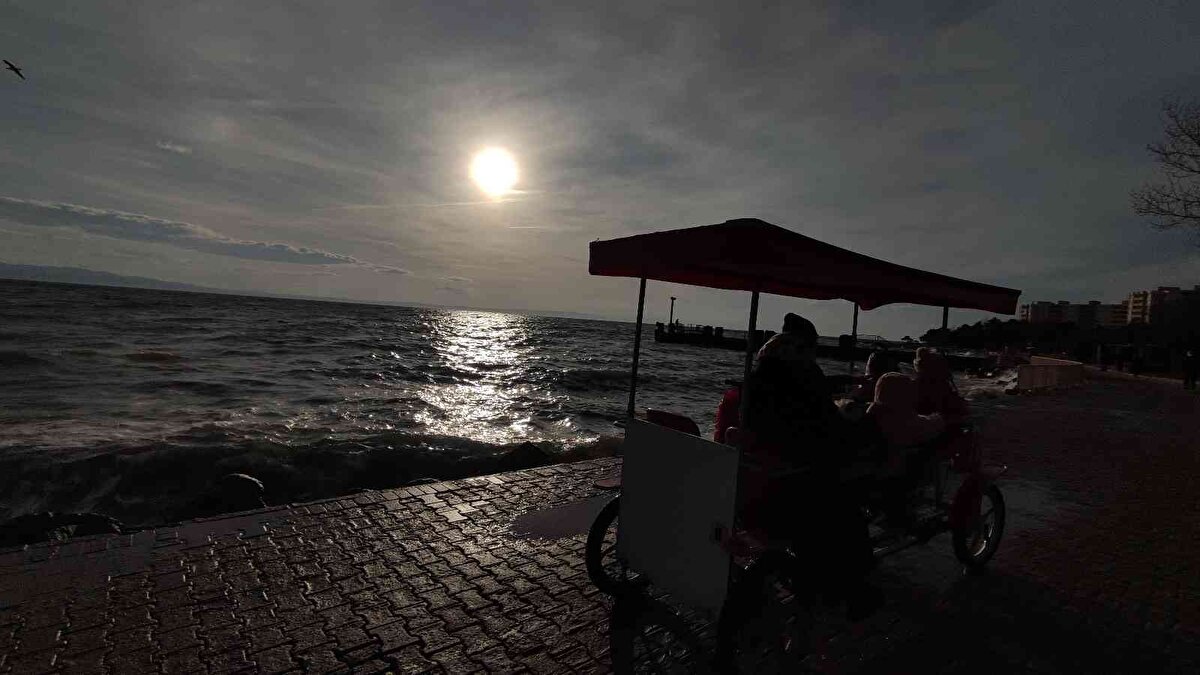 Güneşin tam denizin üzerinden batışı herkesi büyülüyor. Armutlu sahillerinden bu muhteşem manzara keyifle izleniyor. Çok sayıda vatandaş bu manzarayı izlemek için ilçeye gelip gün batımının keyfini çıkarıyor.