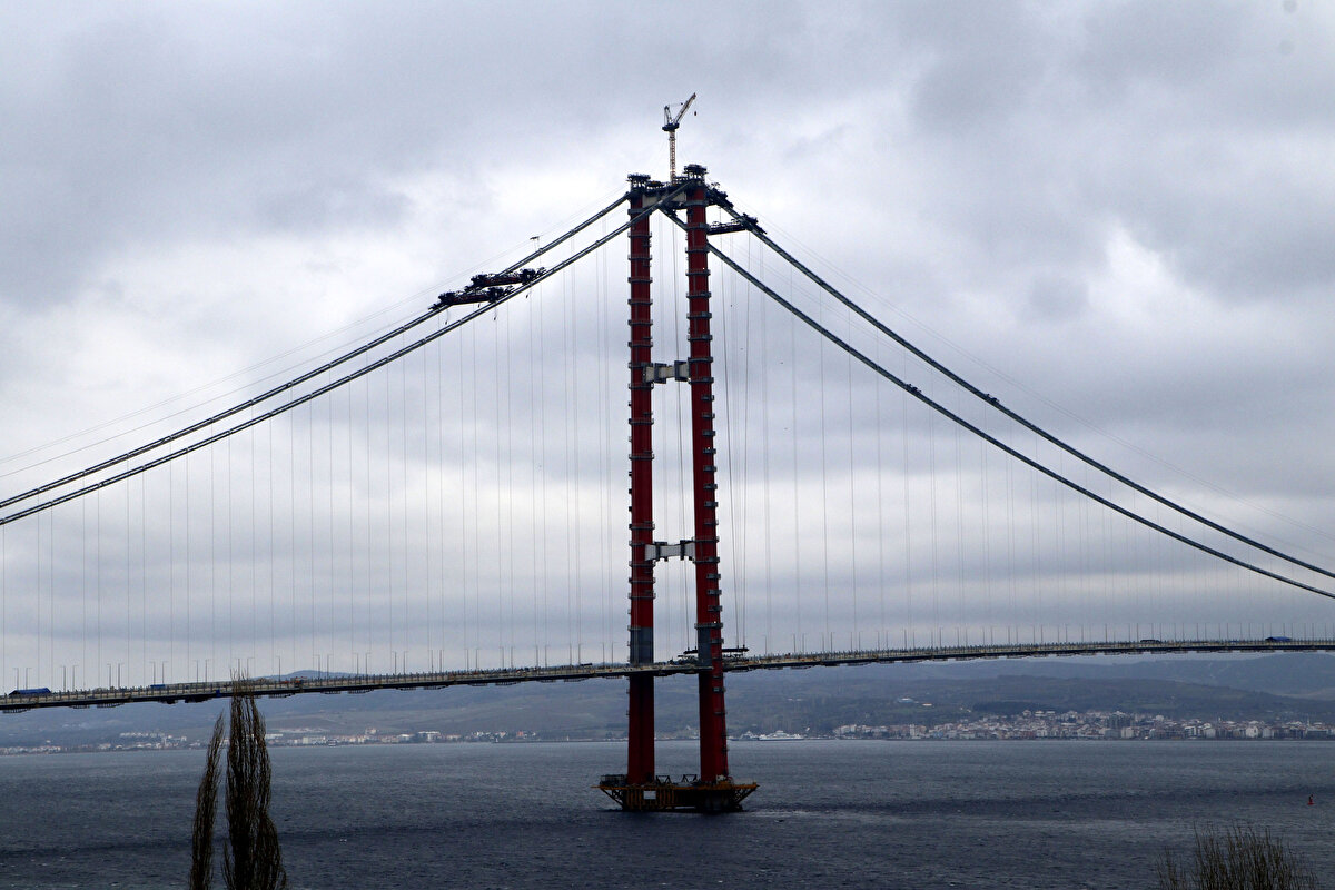 Ardından köprüde kaynak ve izolasyon ile aydınlatma direkleri ve korkulukların montajı yapıldı. 680 metrelik Lapseki ve 365 metrelik Gelibolu yaklaşım viyadükleriyle birlikte toplam uzunluğu 4 bin 608 metre olan 1915 Çanakkale Köprüsü'nün araç geçiş yolunda asfaltlama çalışmaları ise devam ediyor. Toplamda 4 bin 608 metrelik yol asfaltlandıktan sonra 1915 Çanakkale köprüsü açılışa hazır hale gelecek.