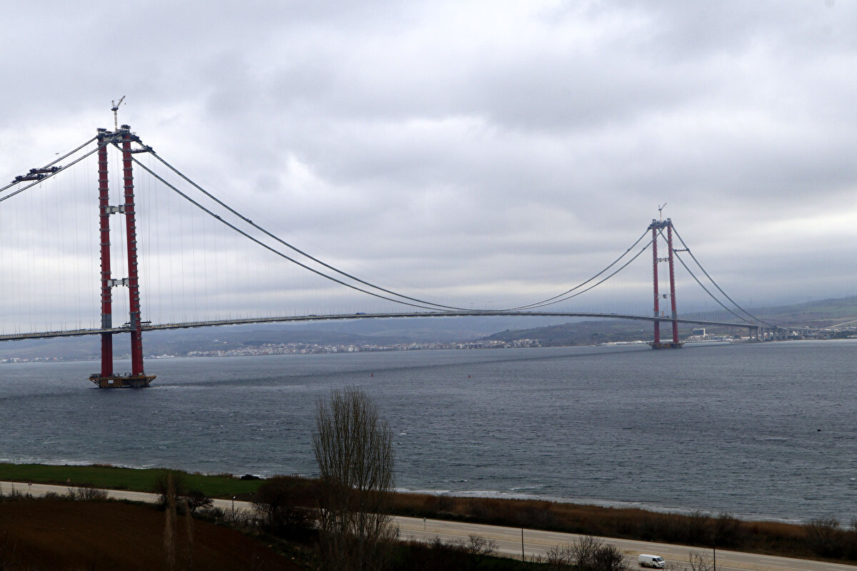 Son olarak da geçen günlerde Cumhurbaşkanı Recep Tayyip Erdoğan'ın katıldığı törenle, araç geçiş yolunda son tabliye bloğunun montajı yapıldı ve Avrupa ile Asya kıtaları köprüyle birbirine bağlanmış oldu.