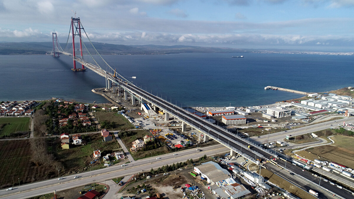 Asrın projesi' olarak gösterilen 1915 Çanakkale Köprüsü ve Otoyolu Projesi kapsamında 1 asma köprü, 2 yaklaşım viyadüğü, 4 betonarme viyadük, 6 alt geçit köprüsü, 38 üst geçit köprüsü, 5 köprü, 43 alt geçit, 115 çeşitli boyutlarda menfez, 12 kavşak (devlet yolu üzerindeki kavşaklar dahil), 4 otoyol hizmet tesisi, 2 bakım işletme merkezi, 6 ücret toplama istasyonu inşa ediliyor.