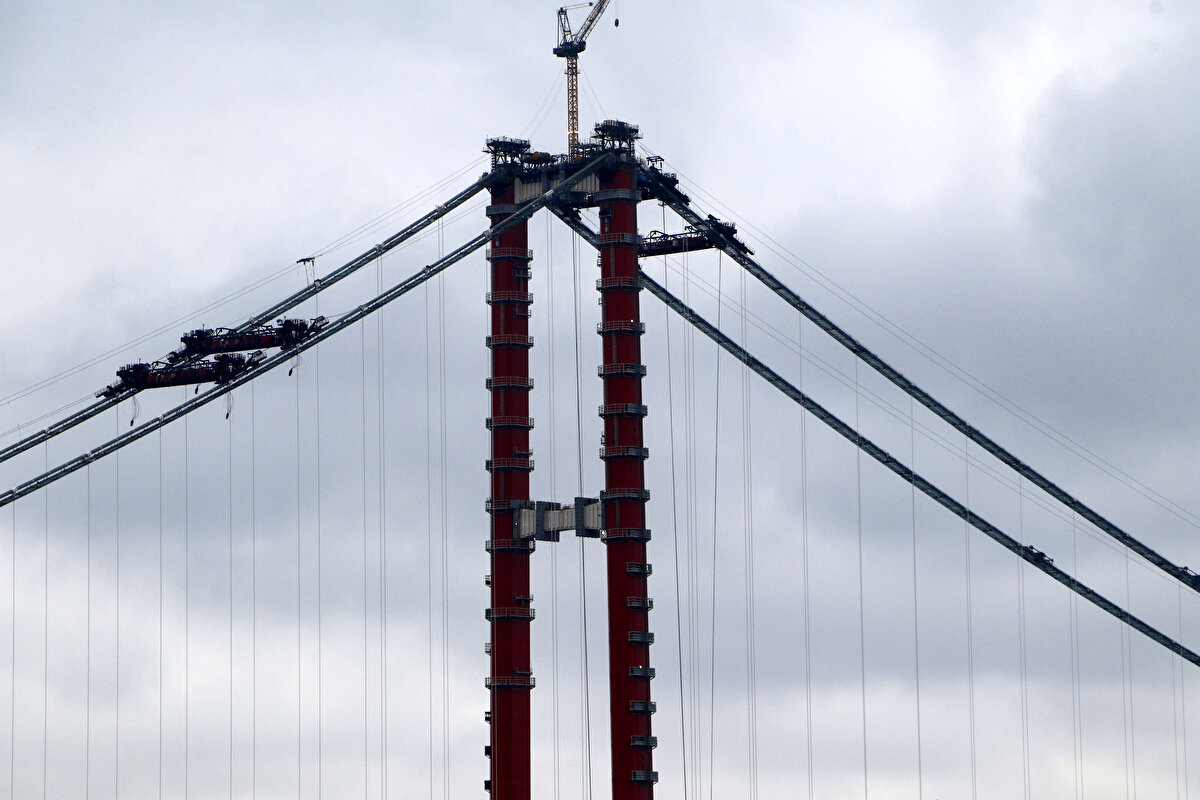 318 metre yüksekliğiyle Çanakkale Deniz Zaferi'nin kazanıldığı 18 Mart tarihini simgeleyen köprünün Gelibolu ve Lapseki yakalarındaki kulelerinin tamamlanmasının ardından ana halatların montajı yapıldı.