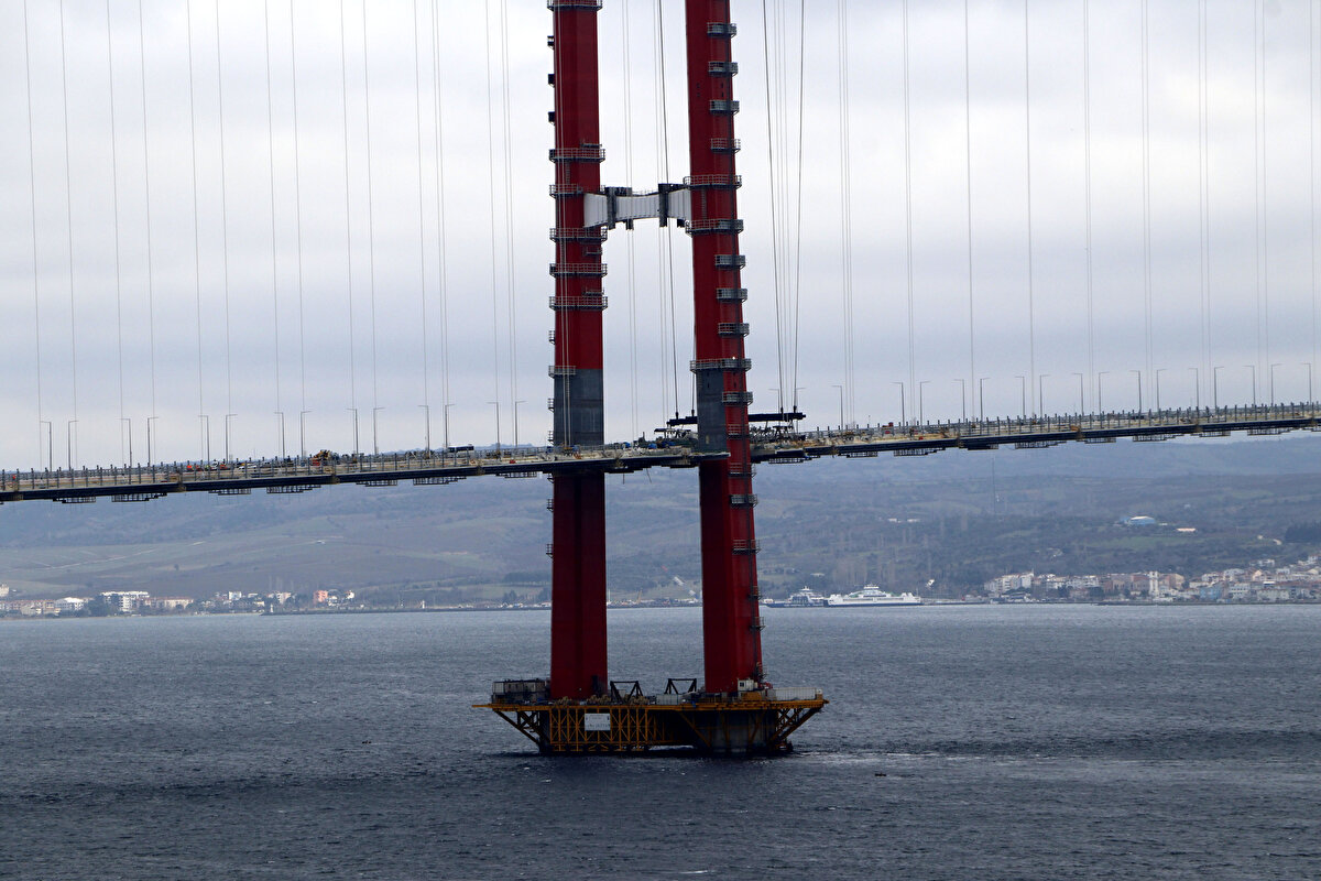 1915 Çanakkale Köprüsü, tasarımındaki inceliklerle de dünyada ilk olmaya aday. Cumhuriyetin 100'üncü kuruluş yıl dönümünü temsil eden 2023 metrelik orta açıklığıyla köprü 'dünyanın en büyük orta açıklığına sahip asma köprüsü' unvanına sahip olacak.