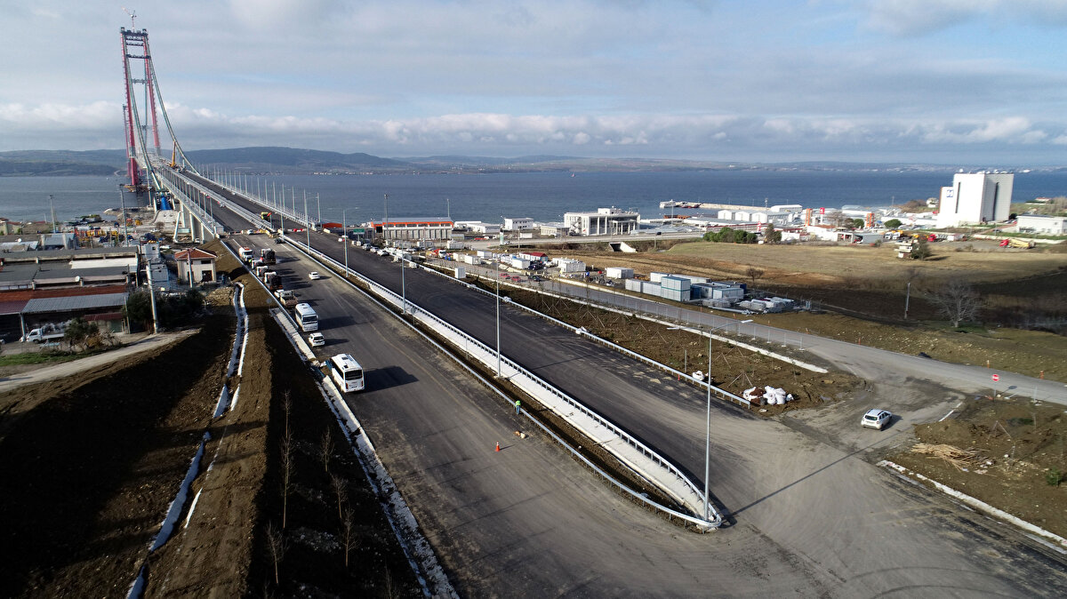 770'er metre kenar açıklıklarla toplam 3 bin 563 metre uzunluğundaki köprü, 365 ve 680 metrelik yaklaşım viyadükleriyle toplam 4 bin 608 metre geçiş uzunluğuna sahip. Gidiş ve geliş yolu 3'er şeritli olan köprü 45,06 metre genişlikte. Köprü tabliyesinin iki tarafında bakım onarım amacıyla kullanılacak yürüme yolları yer alıyor.