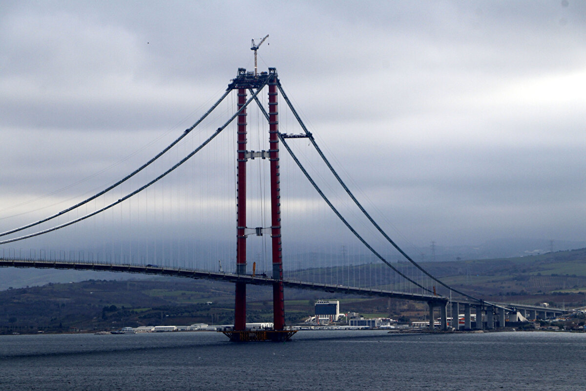 1915 Çanakkale Köprüsü'nün açılışı da Çanakkale Deniz Zaferi'nin 107'nci yıl dönümünün kutlanacağı 18 Mart tarihinde Cumhurbaşkanı Erdoğan tarafından yapılacak. Böylece Çanakkale Boğazı 6 dakika gibi kısa sürede kesintisiz geçilebilecek.