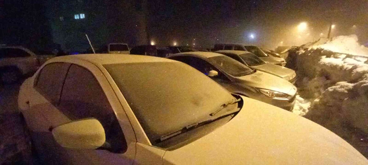 Sibirya soğuklarının yaşandığı ilçenin Rahva mevkiinde araçlar, ağaçlar, yollar, evler ve camlar tamamen buz tuttu. Termometrelerin eksi 15 dereceyi gösterdiği ilçede vatandaşlar zorunlu haller dışında dışarıya çıkmıyor.