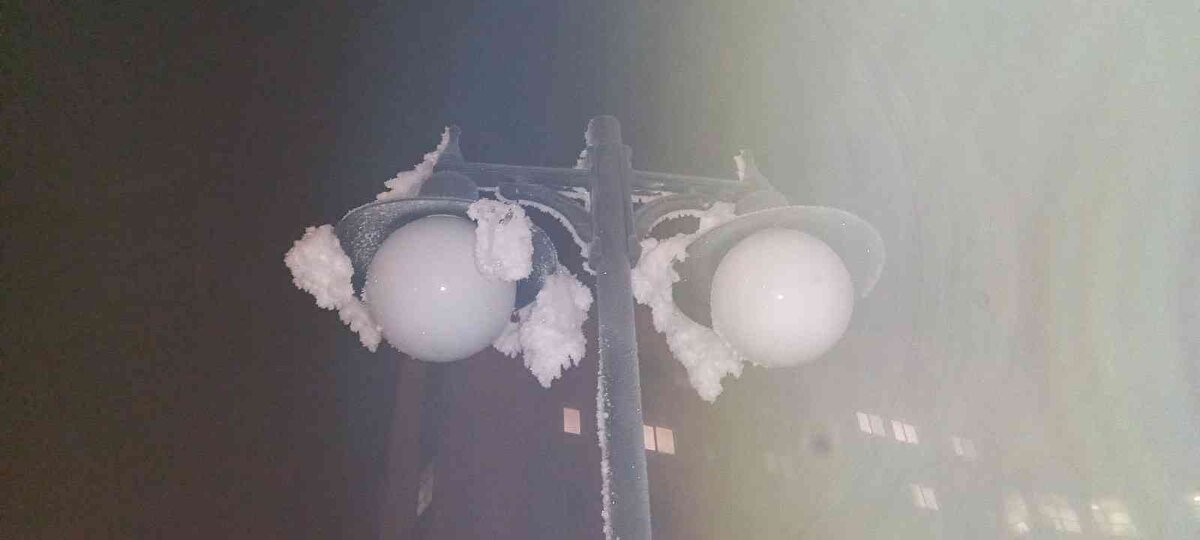 Bu şekilde bir nebze olsun araçlarını dondurucu soğuklardan korumaya çalıştıklarını dile getiren vatandaşlar, eksi 15 dereceleri gören kentte zor günler yaşadıklarını ifade ettiler.