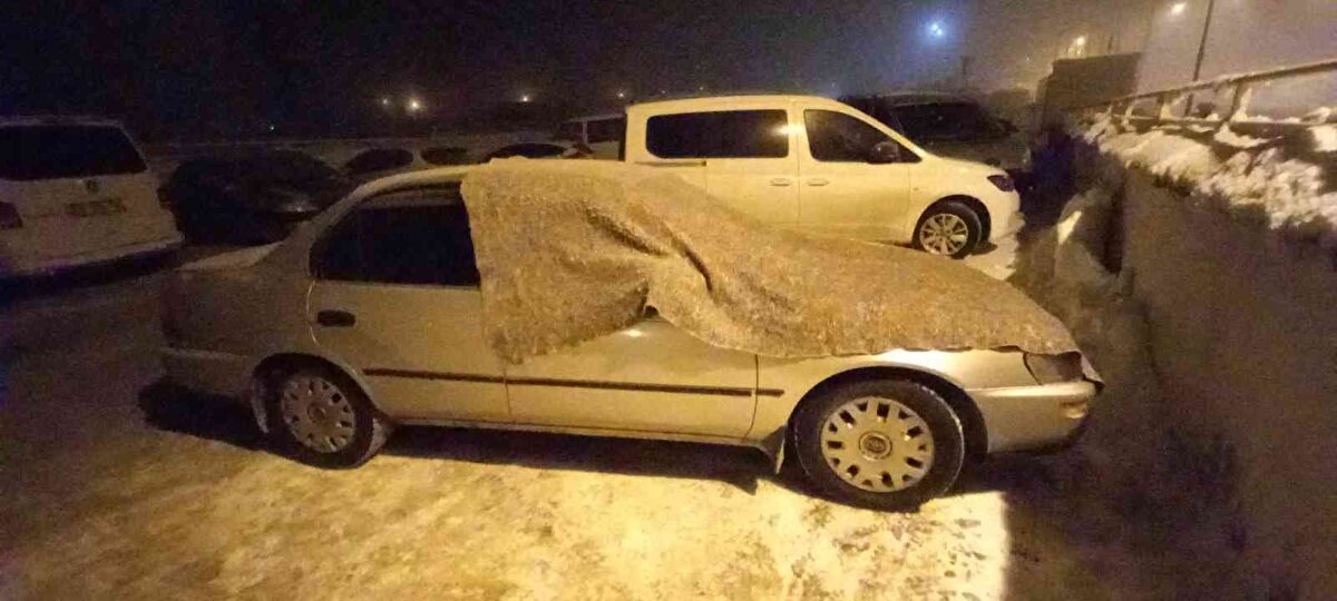 Etkili olan soğuk hava ve buna bağlı donmalara karşı bazı vatandaşlar araçlarının korumaya almak için üzerini battaniyelerle kapattı.