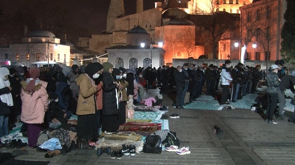 Ayasofya Camii içine sığmayan cemaat dışarda namazlarını eda etti. Namazın ardından dualar edildi, salavatlar ve tekbirler getirildi.