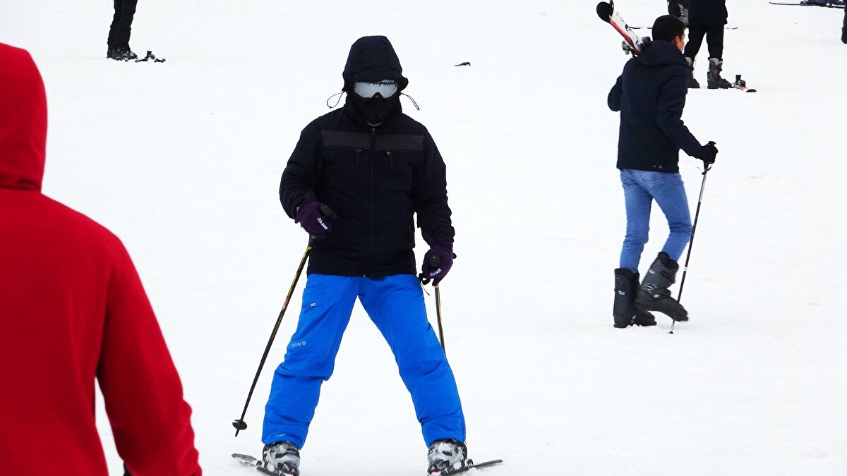 Azerbaycan’dan yılbaşı tatilini geçirmek için Uludağ’a gelen Elnur Gaffarlı, “Azerbaycan’dan geldim. Uludağ’a dördüncü kez geliyoruz. Burayı çok beğeniyoruz. Çocuklar bu sene kayak yapmayı öğrendiler. 30 Aralık’ta geldik, yılbaşı partisi çok güzeldi. Yarın da döneceğiz. Türkiye’yi beğendiğimiz için tatil yapmak için her sene tercih ediyoruz. Hem yaz, hem de kış tatillerimizi burada geçiriyoruz” diye konuştu.<br><br>