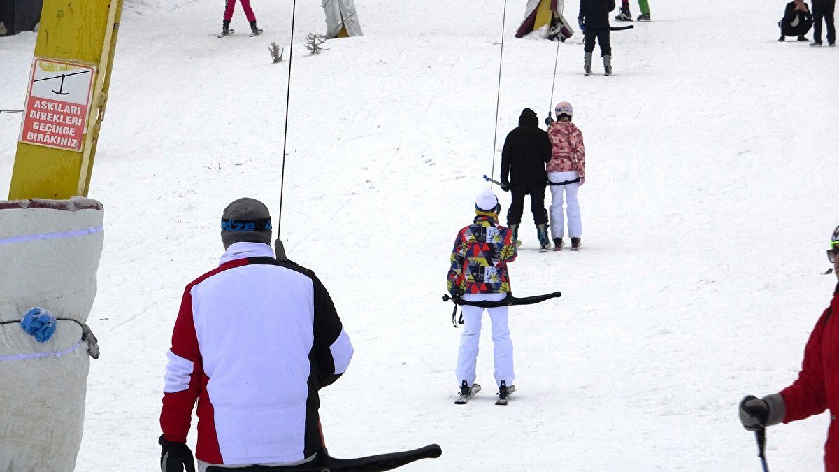 Yılbaşı için Tekirdağ’dan Uludağ'a geldiğini söyleyen Umut Karakaş, “Yılbaşı tatili için geldim. Güzel geçiyor. Uludağ’a ilk defa geliyorum. Daha önce hiç kayak da yapmamıştım. İlk defa kayak yapmayı denedim. İlk gün çok düştüm ama ikinci günümde öğrendim. Pistler çok kalabalık. Uludağ çok tercih ediliyor. Kayak yapabildiğimi görmek hoşuma gitti, tekrar gelmeyi düşünüyorum” dedi.<br><br>
