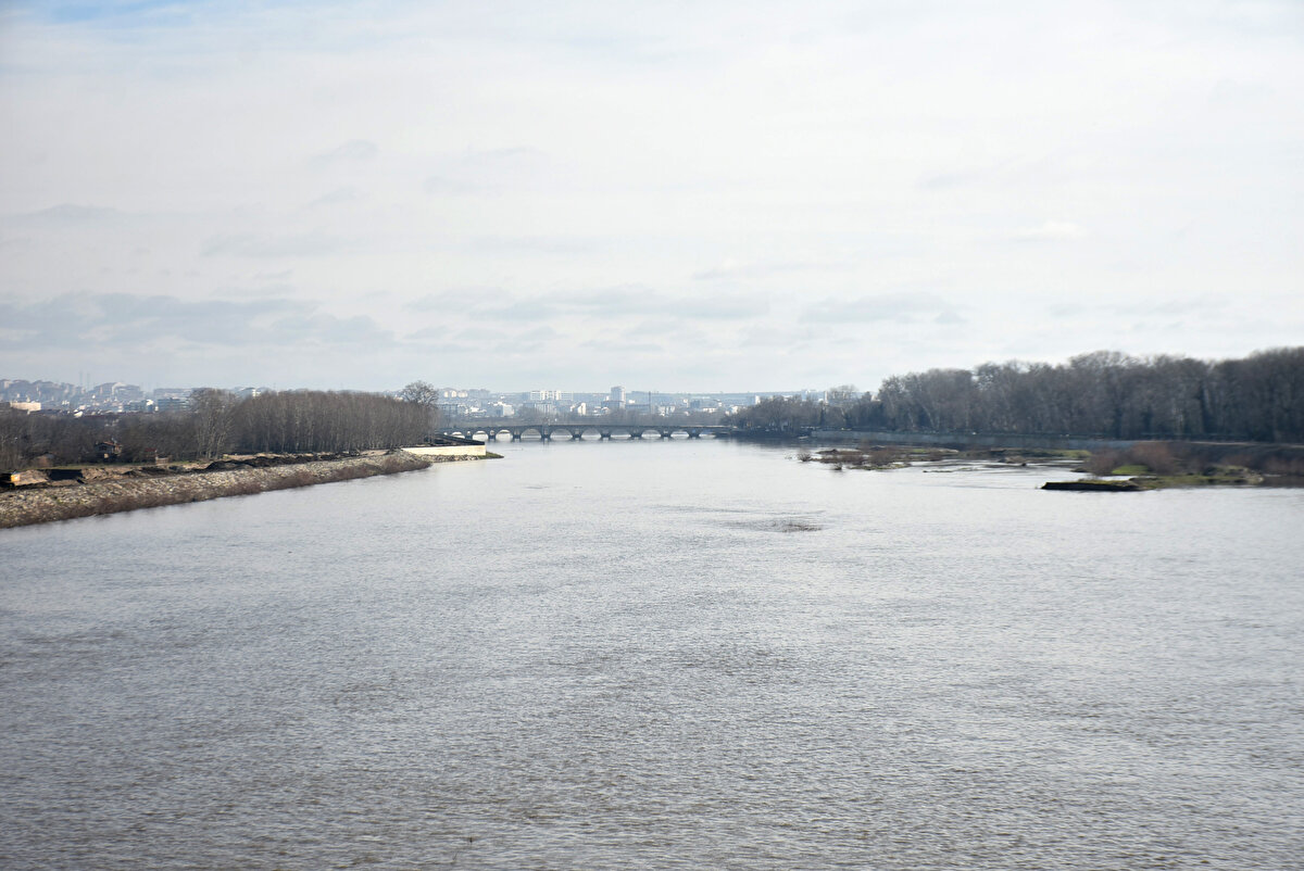 Tunca kıyısında lokantası bulunan Selahattin Kaya, "Son haftayla birlikte Balkanlar ile Edirne ve çevresinde ciddi yağışlar oldu. Biz de nehir kenarında işletmecilik yaptığımız için tüm önlemlerimizi ona göre aldık. Umuyorum ki suyun güzelliği bu şekilde kalsın. Biliyorsunuz geçtiğimiz yıllarda fazla yağış kaynaklı sel suları basmıştı. İnşallah bu olayları tekrar yaşamayız" dedi.<br><br>