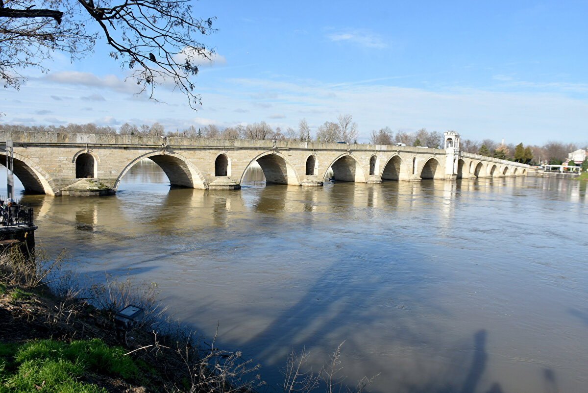 Daha önce taşkınlarla gündeme gelen Meriç ve Tunca nehirlerinde yükselen su seviyesiyle birlikte bölgede iş yerleri bulunan işletmeciler de önlem almaya başladı.<br><br>