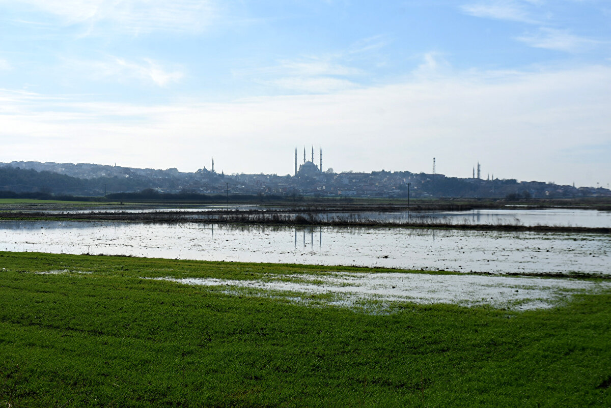 İşletmeci Mustafa Altunhan da taşkın ihtimaline karşı önlem aldıklarını belirterek, "Debi 18'lerden 48'lere geldi. Yaklaşık 2-2,5 metre yükseldi diyebilirim. Biz kendimize göre önlemlerimizi aldık. Uzunköprü'de oldukça zarar oldu. Bunun yanında olumlu yanları da var, bereket geliyor. Sağanak yağışın yer altı sularına çok faydası var. Suyu toprak emiyor, yer altına veriyor ve güçleniyor toprak" diye konuştu.<br><br>