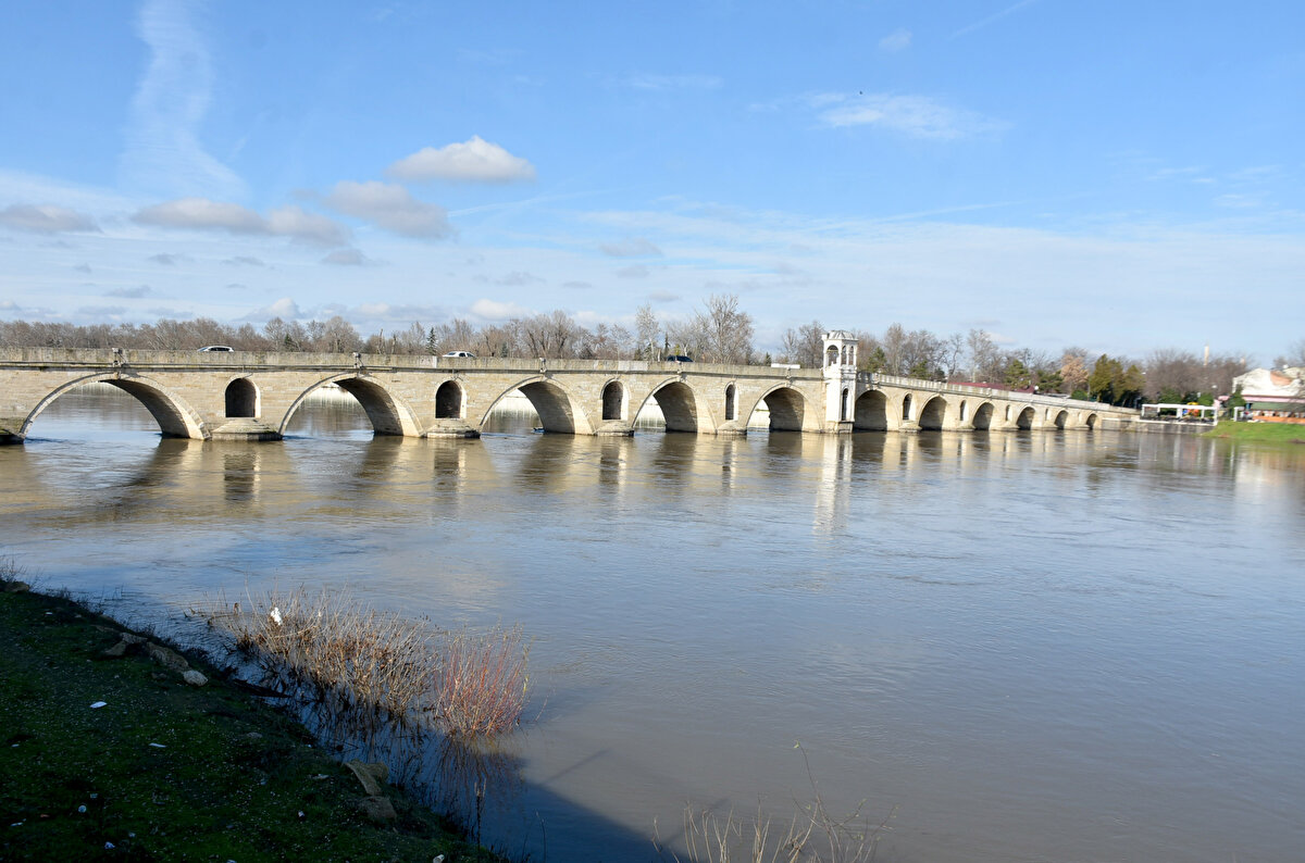 Edirne ve Bulgaristan'da son bir haftada etkili olan sağanak, Meriç ve Tunca nehirlerindeki su seviyelerini, son yılların en yüksek seviyesine çıkarıp debilerini 4 kat artırdı.<br><br>