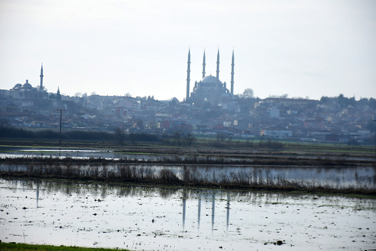 Meriç Nehri için İpsala istasyonu ölçümlerinde 381 metreküp/saniye olarak ölçülen su debisi bu sabah 1170 metreküp/saniyeye yükselince 'sarı alarm' uyarısına geçti.<br><br>