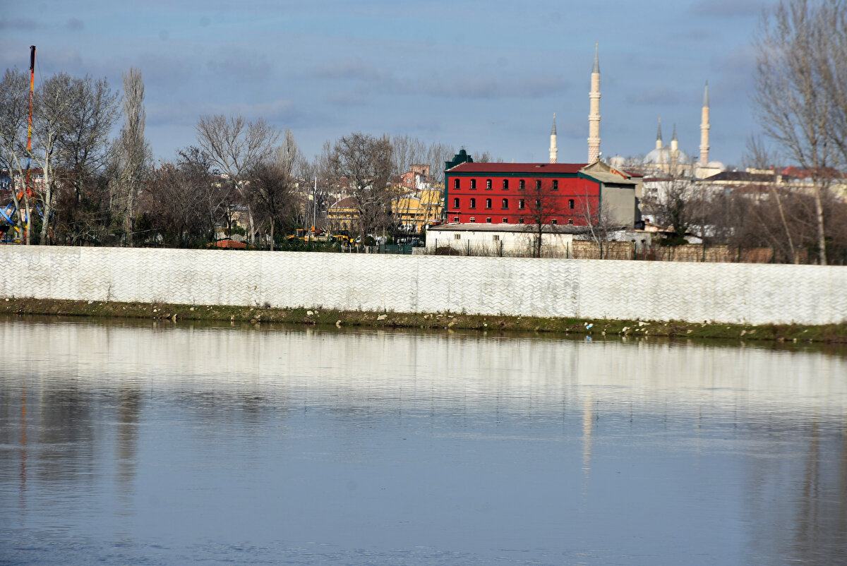 Meriç Nehri'nin Edirne'de kent merkezi ölçüm istasyonunda ise su seviyesinde düşüş gözleniken, Tunca Nehri'nin de düşüşle yatağında akmaya başladığı görüldü.<br><br>