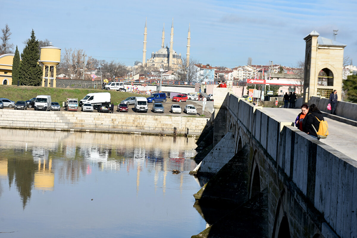 DSİ 11'inci Bölge Müdürlüğü verilerine göre, geçen yılın son haftasında 113 metreküp/saniye akan Meriç Nehri'nin debisi; son yapılan ölçümde 473 metreküp/saniye, 10 metreküp/saniye akan Tunca Nehri ise bu yılın aynı döneminde 48 metreküp/saniyeye yükseldi.<br><br>