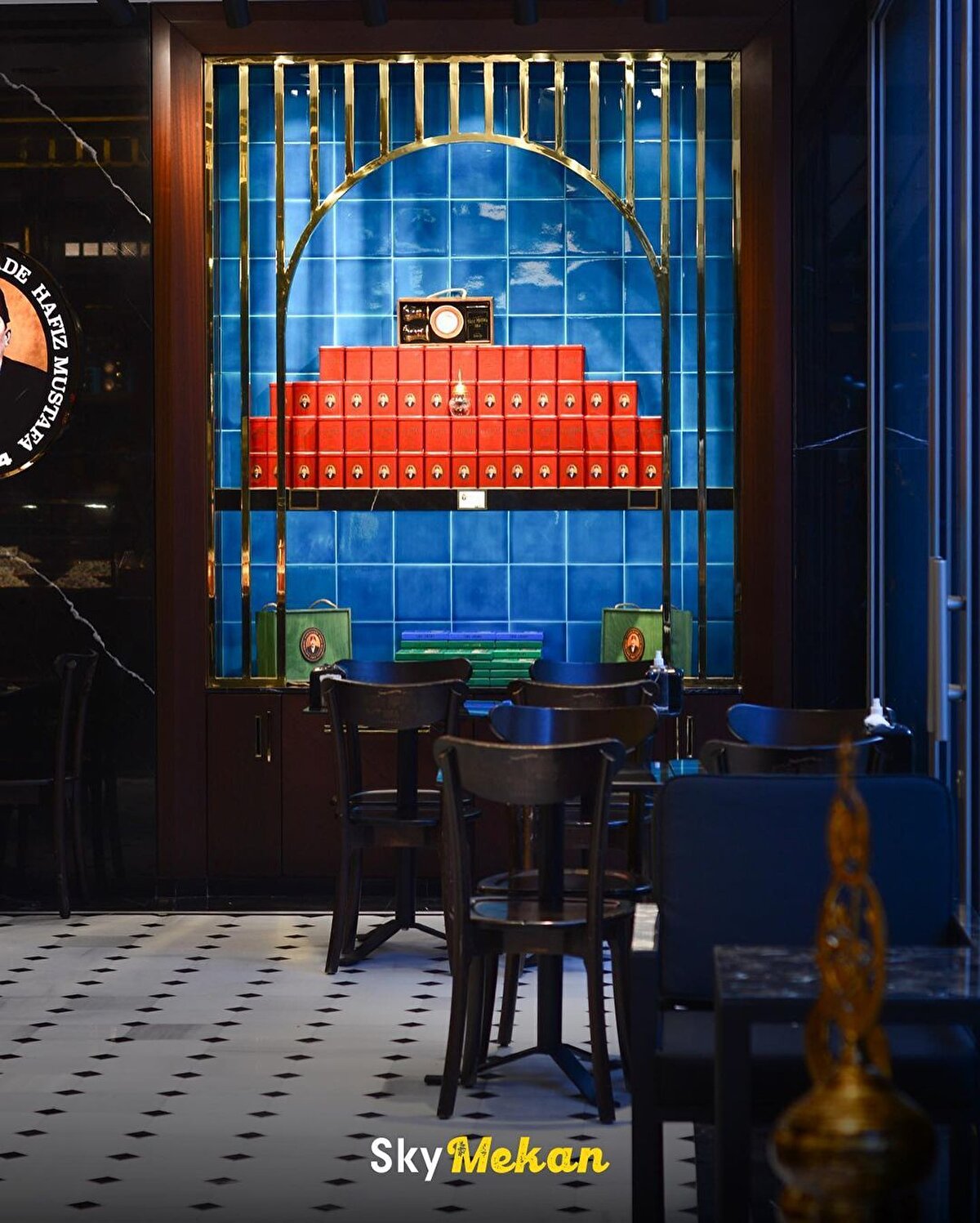 📍Tarihi dokunun hala korunduğu mekana girdiğinizde; çinilerle kaplı duvarlar, ahşap kaplama kolonlar, duvarlardaki resim ve süslemeler sizi 158 yıl öncesine ışınlıyor. Menüsünde şekerlemelerden, lokumlara, baklavadan, kadayıfa; hamur işlerinden, sütlü tatlılara ve pastalara kadar birçok seçenek bulabildiğiniz Hafız Mustafa 1864, ürünlerinde glukoz yerine şeker pancarı, gıda boyası yerine ise doğal kök boyası ve doğal meyve özlerini tercih ediyor.