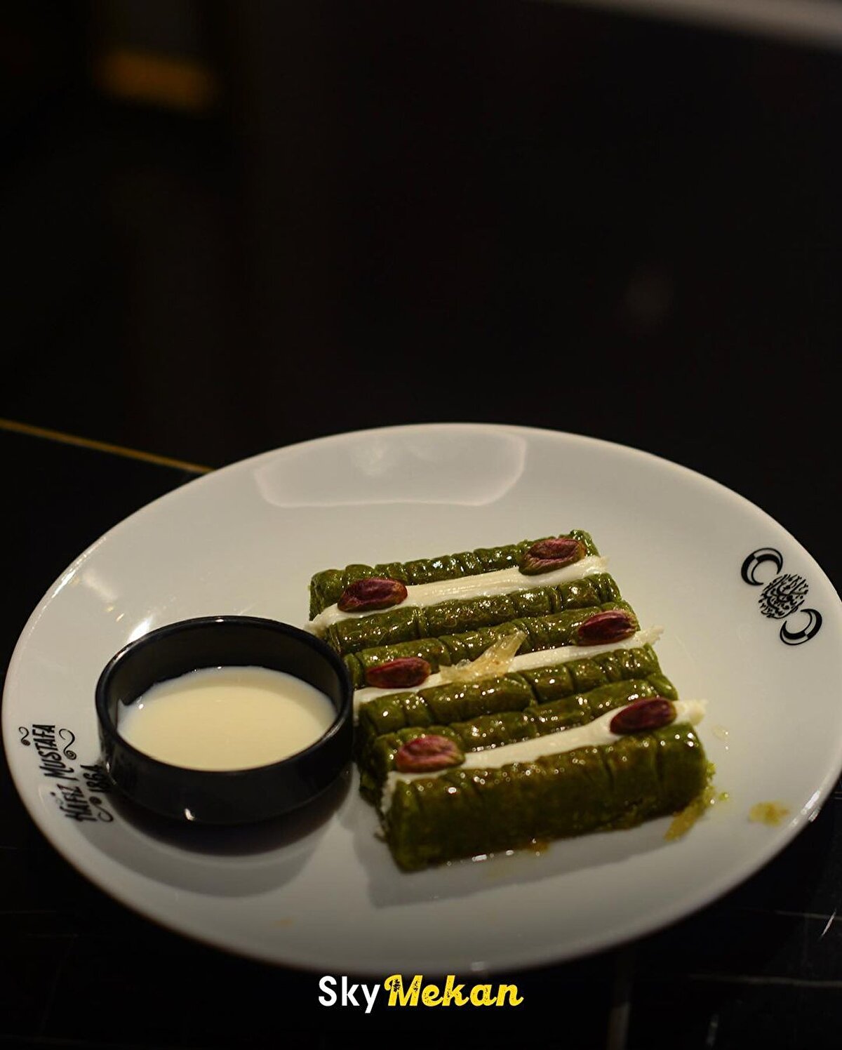 Akide şekerinin ilk üreticilerinden olan Hacı İsmail Hakkı Bey, öncelikle Eminönü Bahçekapı’daki dükkanın bodrum katında dibek taşıyla akide şekeri yapmaya başlamış. Hafız Mustafa, babasının dükkanı işlettiği dönemde şekercilik ve tatlıcılıkla ilgilenirken bir yandan da Arpacılar Camii’nde gönüllü olarak müezzinlik yapmaktaymış.