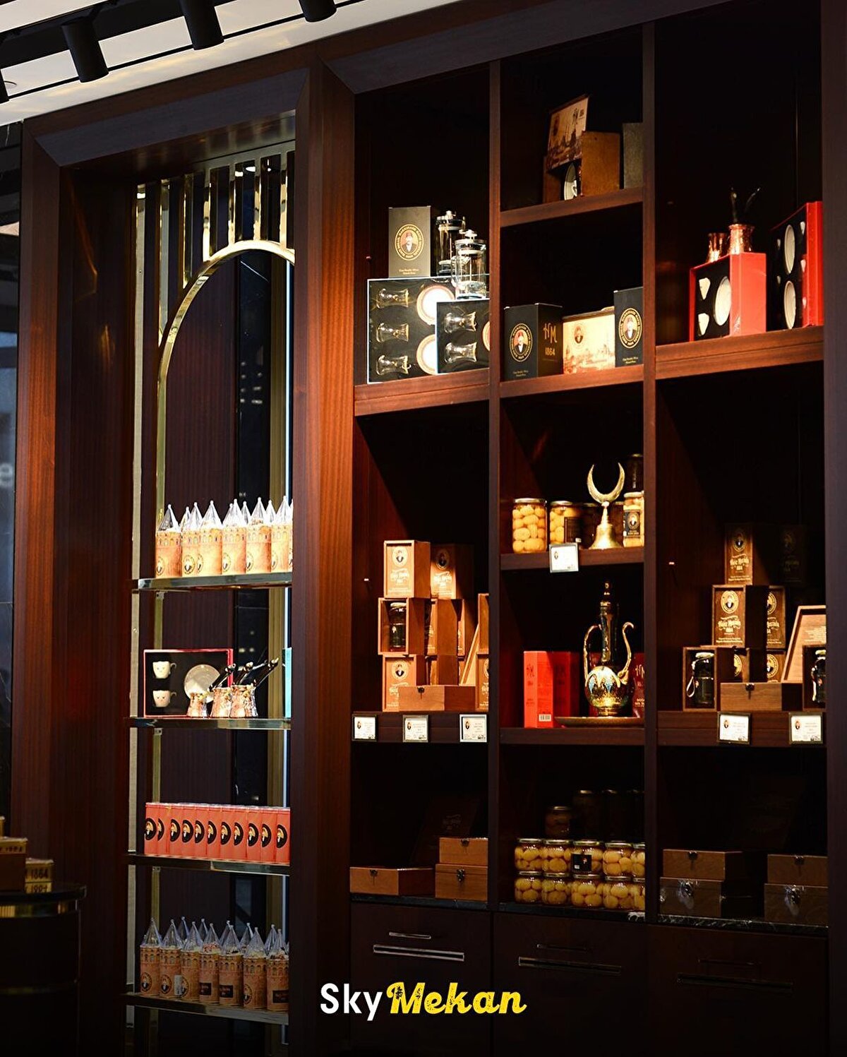 Hafız Mustafa’nın poğaçayı ilk bulan ve imal eden kişi olduğu biliniyor. Hamur işi ve tatlıcılık alanında 1926-1938 yılları arasında Avrupa’da 11 adet madalya kazanan Hafız Mustafa, ulusal alanda markanın güvenirliğini arttırırken, uluslararası alanda da Türk ürünlerini dünyaya tanıtarak yüksek marka bilinirliğini kanıtlamış.