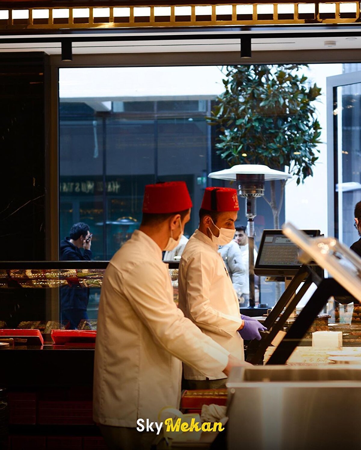 Hafız Mustafa’nın oğlu Cemil Bey de aynı geleneği sürdürerek, “Çikolat Cemil” markasıyla, güvenilir marka algısını devam ettirmiş. Osmanlı mutfağında, şerbetlerin, şekerlemelerin ve lokumların özel bir yeri var. Saraydaki en meşhur şekerleme, Osmanlı lügatında “rahat-ı halkum” olarak bilinen ve Türkçe’de “boğaz rahatlatan” anlamına gelen lokumlar. Akide şekerinin de Osmanlı’da yeniçerilerin saraya bağlılığını ve inancını simgeleyen özel bir anlamı var.