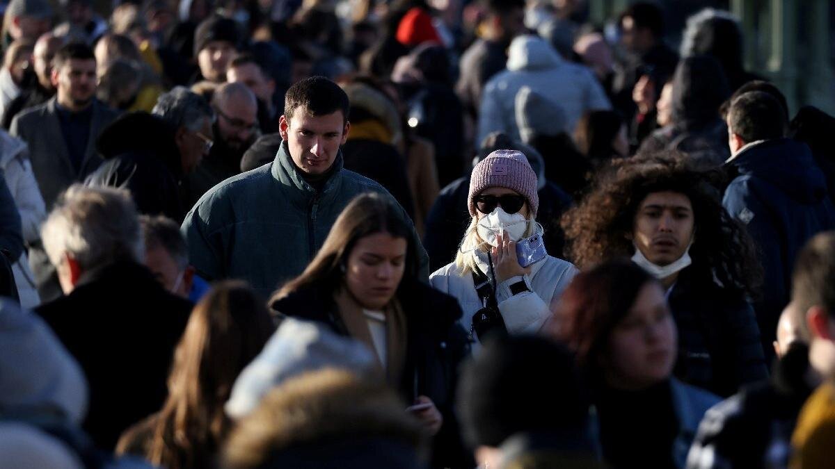 Bu kapsamda Krause, Danimarkalıların iyi hijyen, mümkün olduğunda sosyal mesafe ve semptomlar kendini gösterdiğinde evde kalma gibi önlemleri takip etmeye devam etmesi gerektiğini söyledi.<br><br>