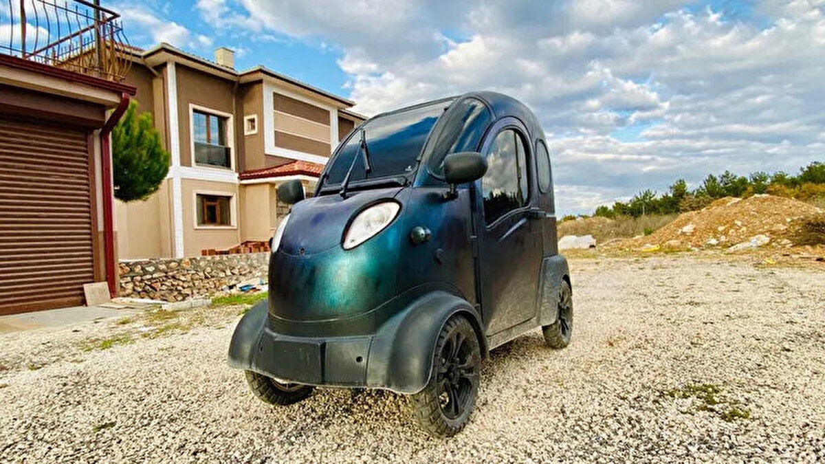 Otomobili tamamen şarj etmeniz yaklaşık olarak 6 saat sürüyor. Elbette akü eklerseniz bu süre biraz daha artabilir.