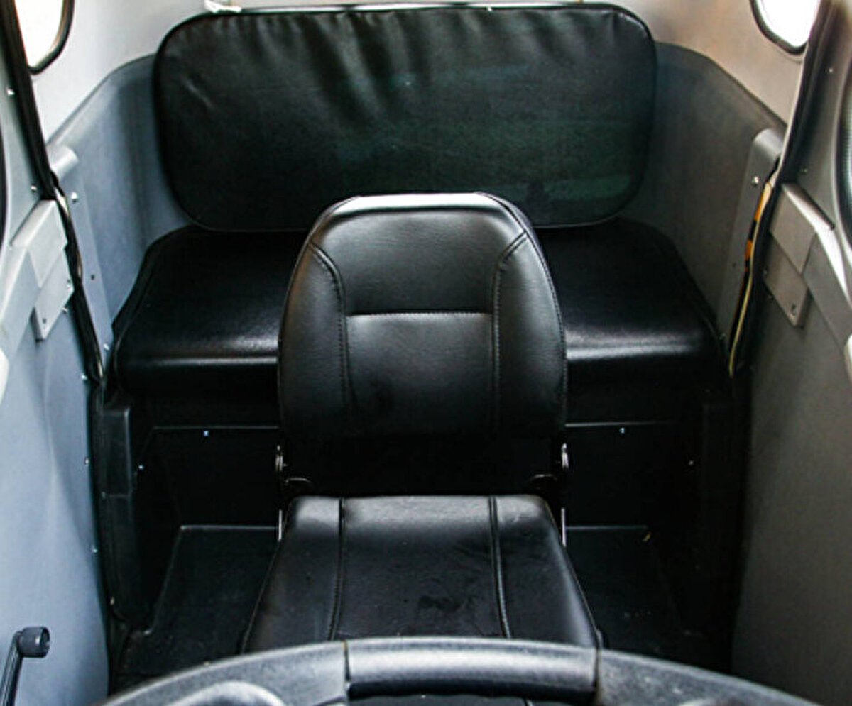 3 kişilik bir kapasiteye sahip olan model, yokuşlarda tatminkar bir performans sunuyor. <br>Elbette burada dimdik bir yokuştan bahsetmiyoruz. Aksi takdirde dik bir yokuşta bu araçla tek kişi bile yolda kalabilirsiniz.