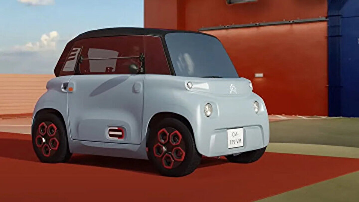 Tasarımı ile günümüz otomobillerinden farklılaşan araç, bu özelliğini birbirinden ters yöne açılan kapıları ile de gösteriyor. 